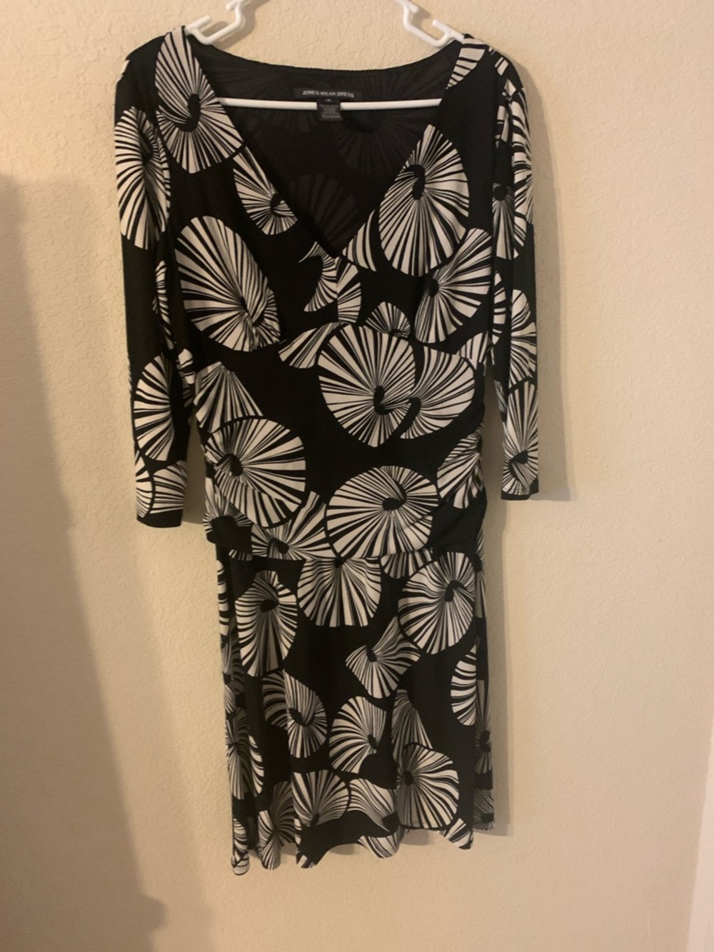 Jones Wear Black and White Printed Long Sleeve V-Neck Dress - Picture 3 of 8